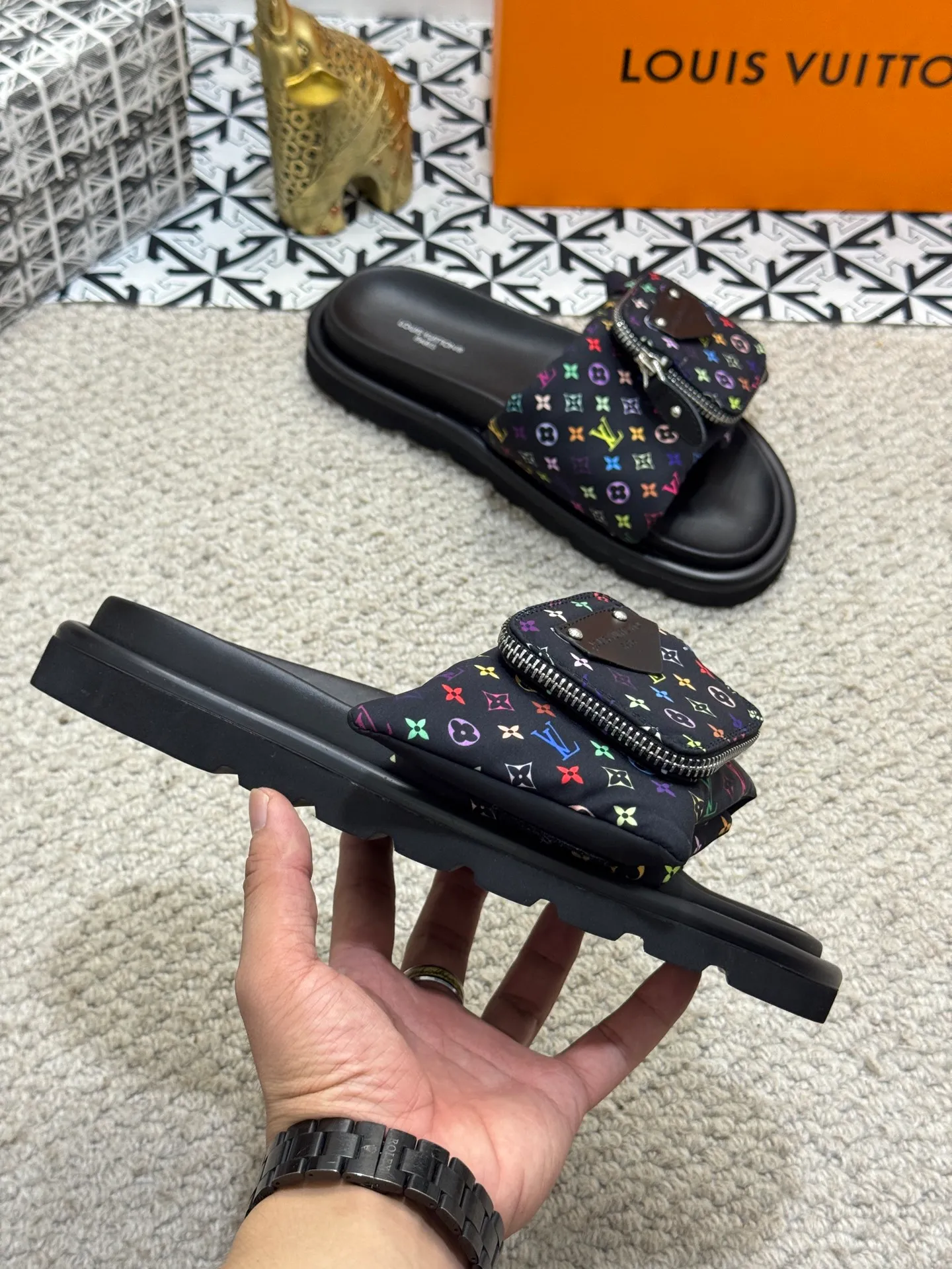 Men's shoes 💰400 [New style] 🦇🦇Top original order [Louis Vuitton] Couple style 👫Spring and summer style🎯🎯As an active family in the fashion industry ⭐ Lv is characterized by bold innovation ⚡Fabric down cloth🔥 Combined outsole, clean and tidy ⚡Fashionable and generous🌹Multiple colors available..Size: 36-44 (45 customized